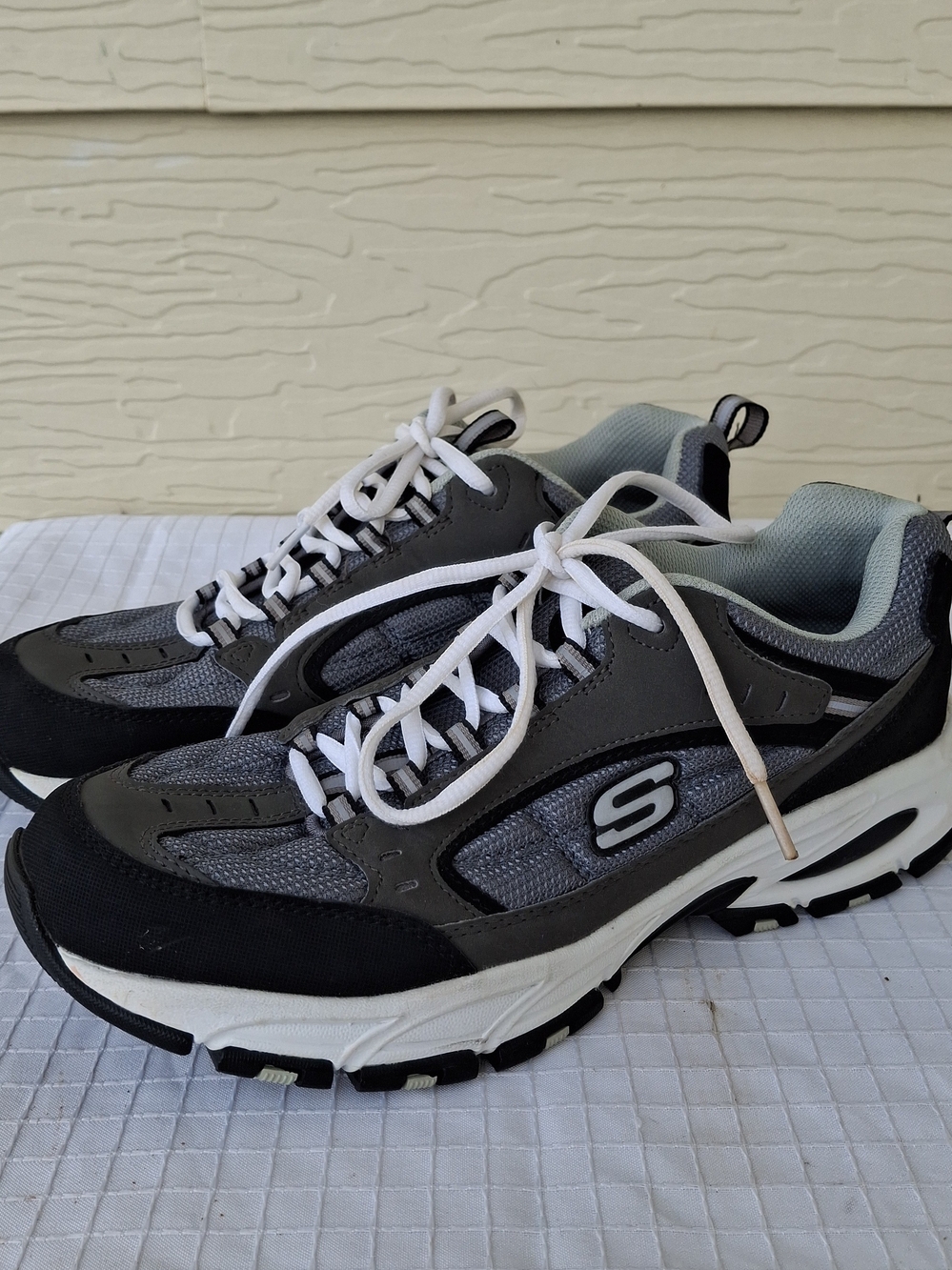 Skechers Men's Gray/Black Athletic Walking Shoes Sz 9.5